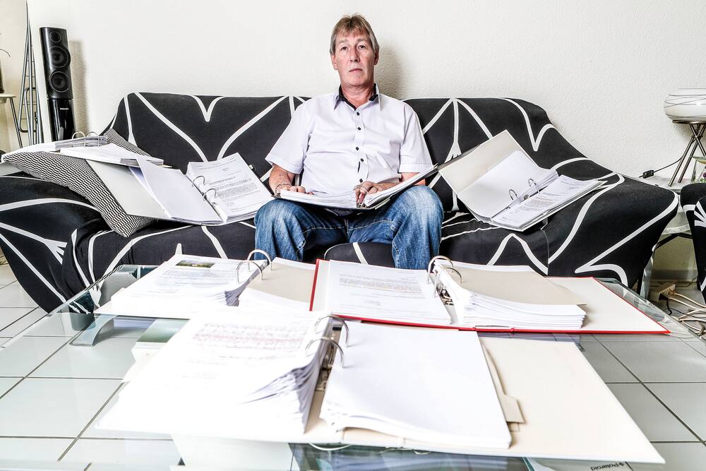 In einem Meer aus Absagen: Beat Hossli hat seine Bewerbungen säuberlich aufbewahrt – inklusive Absagen. Es sind rund 600 Bewerbungsdossiers.