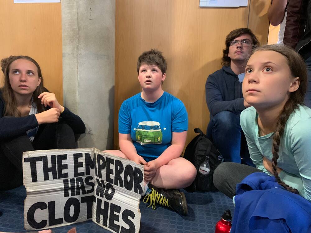 Greta Thunberg écoute attentivement ce que font les autres participants.