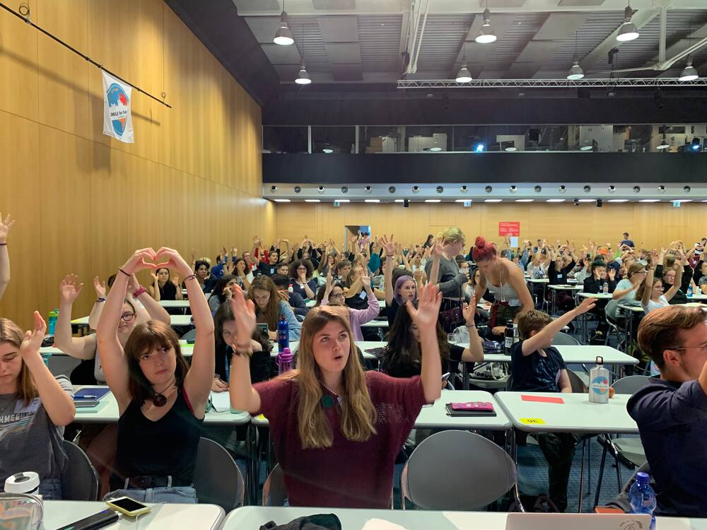 Les participants font des signes s'ils veulent accepter ou rejeter quelque chose.