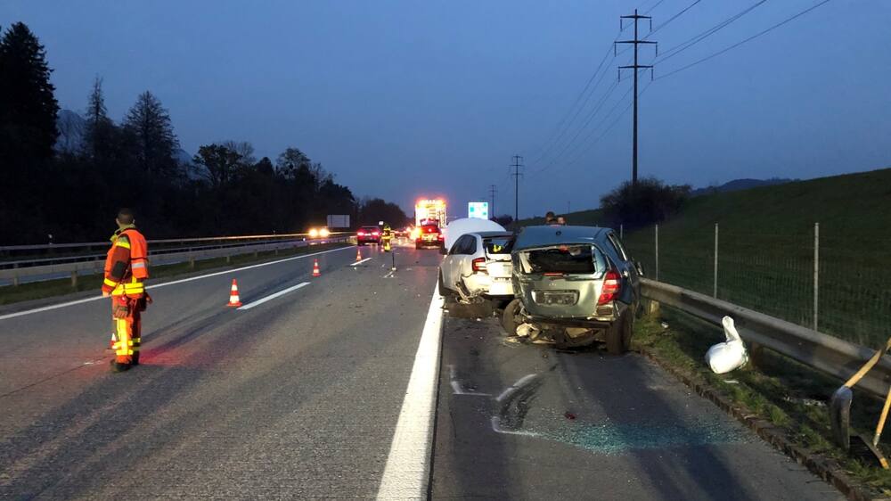 Autofahrer in Haag ist auf Pannenstreifen eingeklemmt Blick Autofahrer in Haag ist auf Pannenstreifen eingeklemmt Blick