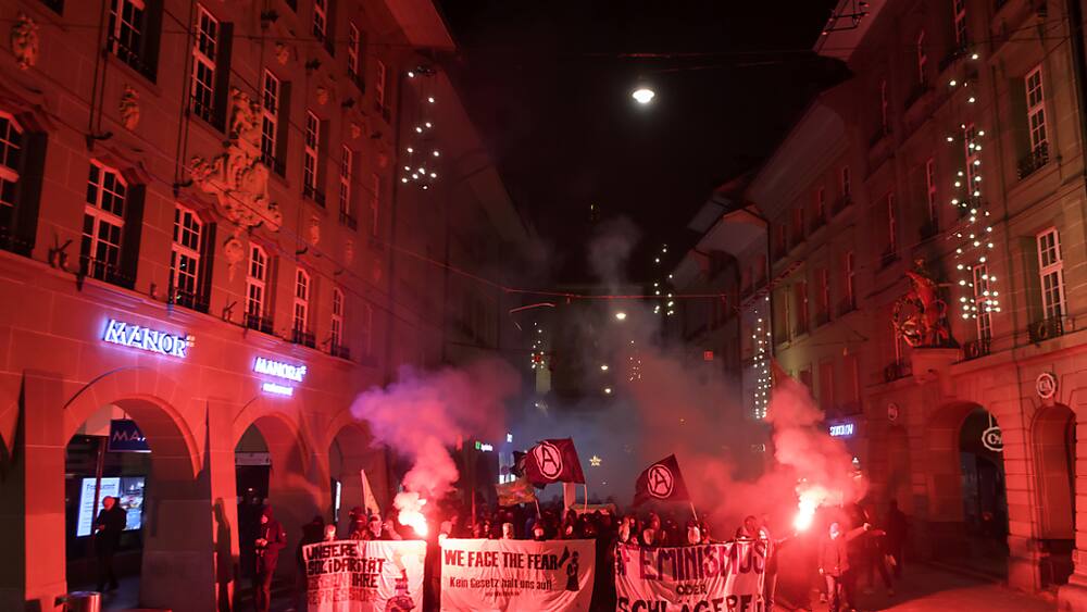 Booom! silvesterparty – modernlight Unbewilligte Silvester-Demo in Bern - Blick