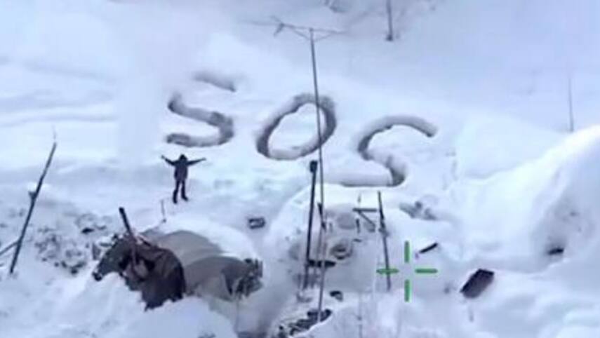 Dank Sos Buchstaben Gefunden Mann Uberlebt e Im Schnee Blick