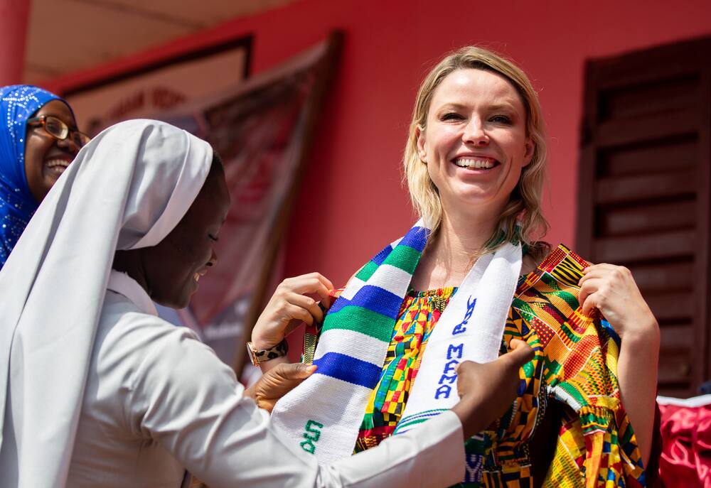Kiera Chaplin an der Eröffnungsfeier ihrer Schule in Sierra Leone.