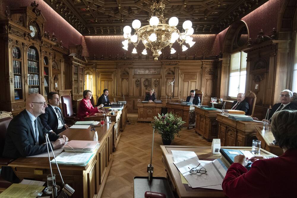 Nachdem mehrere Kantone schärfere Massnahmen beschlossen haben, trifft sich der Bundesrat zur Krisensitzung.