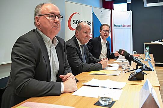 Ein historisches Bild: Arbeitgeber-Präsident Valentin Vogt (M.) und die beiden Gewerkschafts-Bosse Pierre-Yves Maillard (l.) und Adrian Wüthrich stellen am 2. Juli 2019 ihre PK-Reform vor.