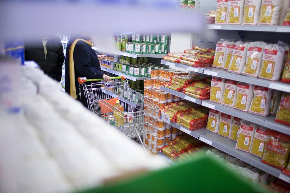 Für Menschen mit knappem Budget sind Caritas-Läden eine Möglichkeit, über die Runden zu kommen.