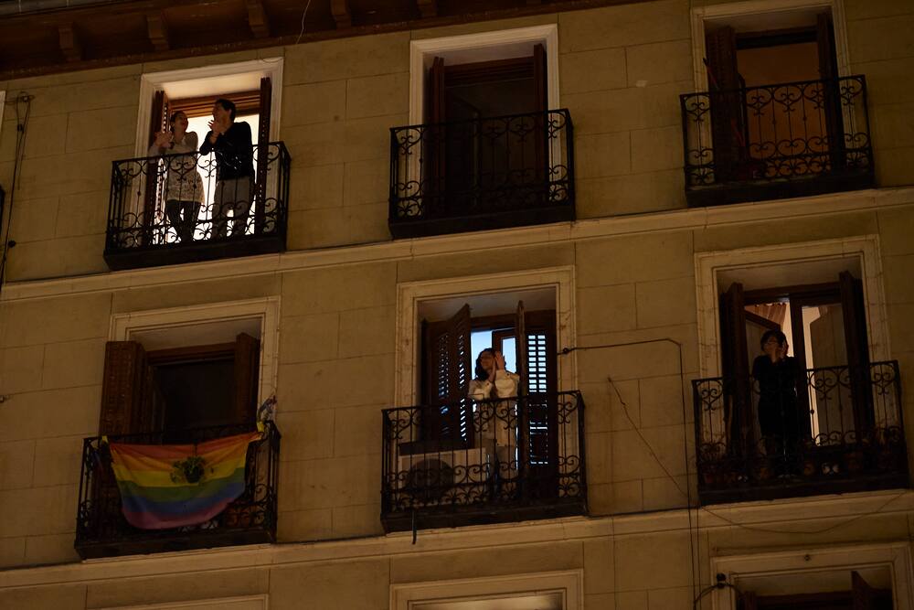 Menschen in Madrid, unter Selbstquarantäne, zeigten sich am Samstag um 22 Uhr an Fenstern und auf Balkonen.