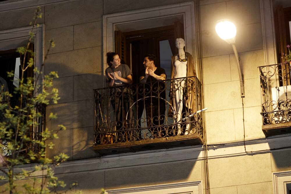 Menschen im ganzen Land applaudierten mit einer nächtlichen Ovation ihren Ärzten und dem Pflegepersonal.