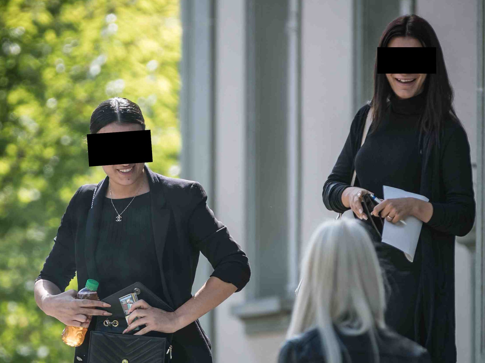 Sie qulten sie mit einem Dildo! Sie qulten sie mit einem Dildo!
