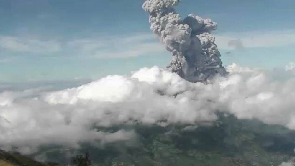 Vulkanausbruch in Indonesien Ascheregen auf D rfer Blick Vulkanausbruch in Indonesien Ascheregen auf D rfer Blick