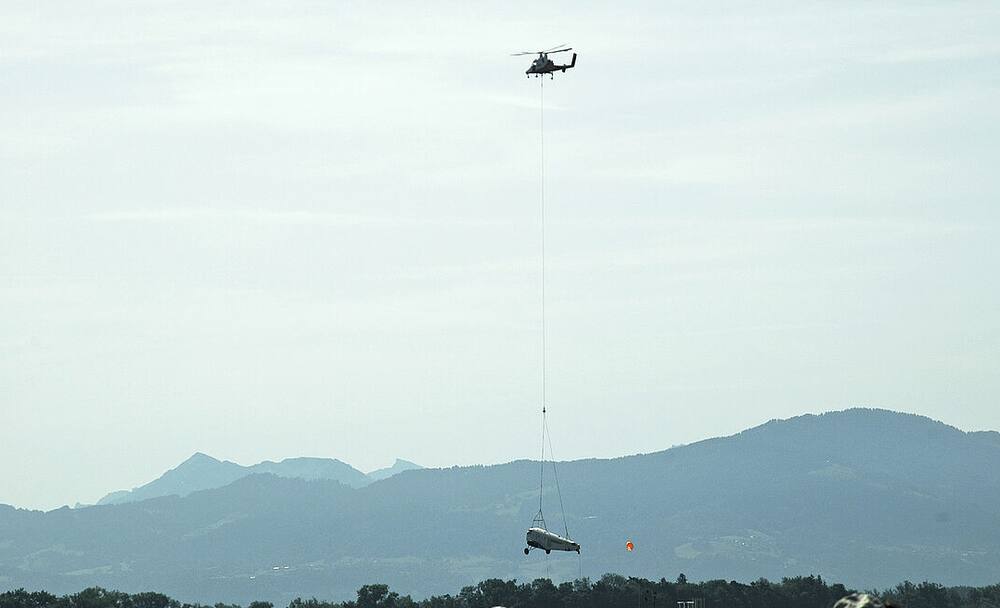 Ein Helikopter bringt die Ju-52 von Dübendorf nach Altenrhein.