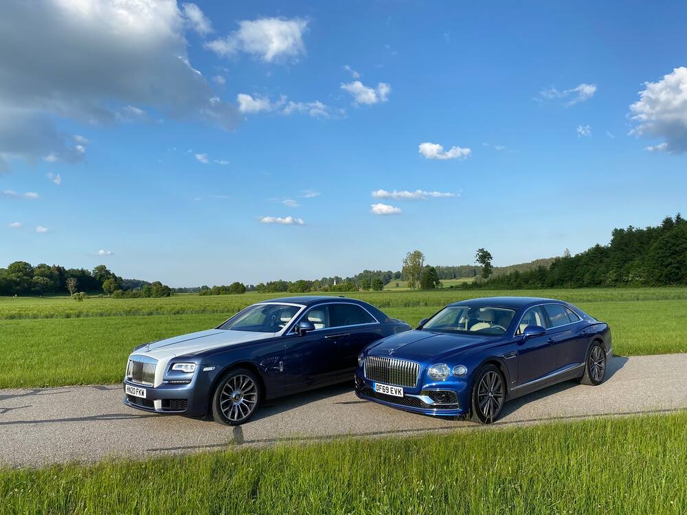 Die Luxus-Limousinen von Rolls-Royce (l.) und Bentley sind die Royals unter den Autos.