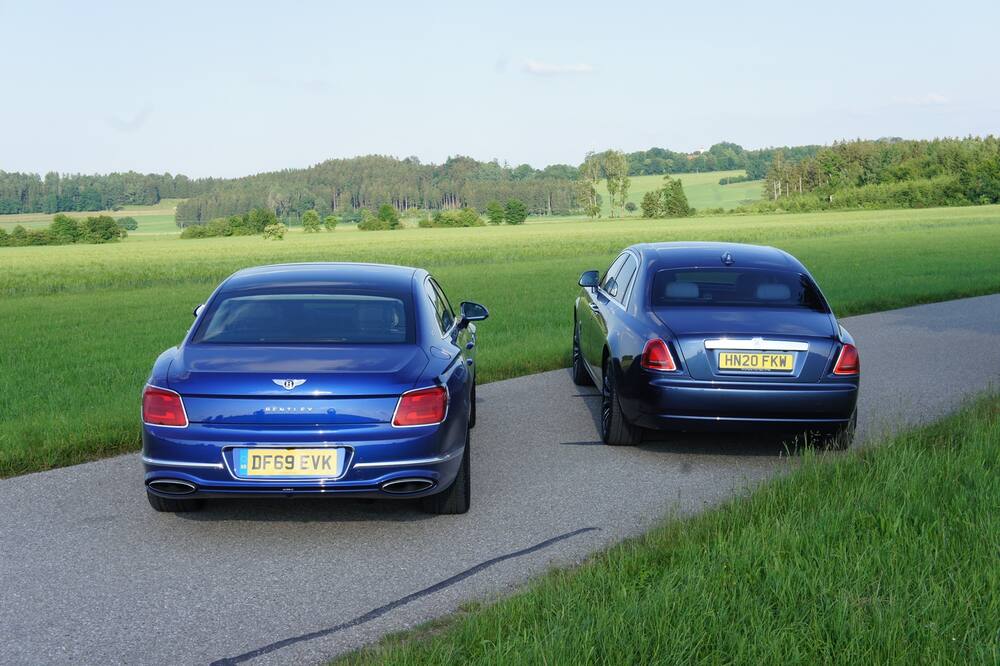 Während der Ghost (r.) beim Komfort die Nase vorne hat, hat der Flying Spur einen deutlich sportlicheren Anspruch.