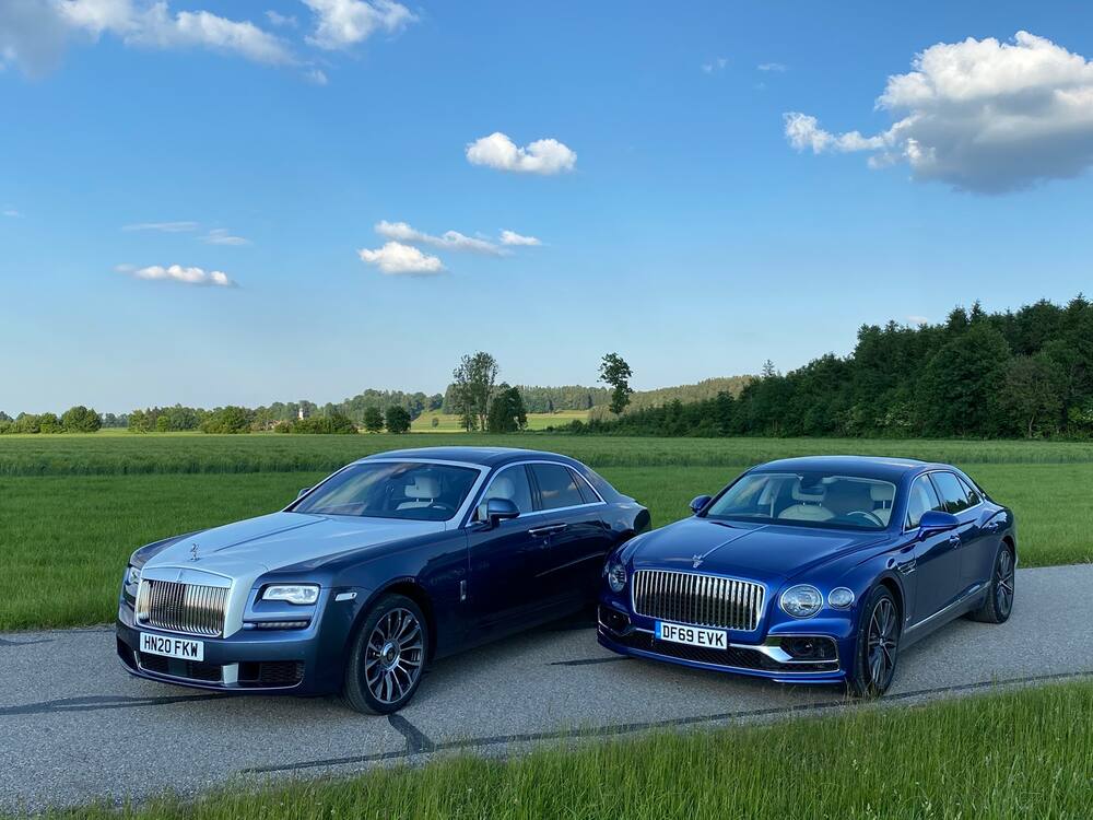 Bentleys Flying Spur (r.) dagegen ist der junge Wilde.