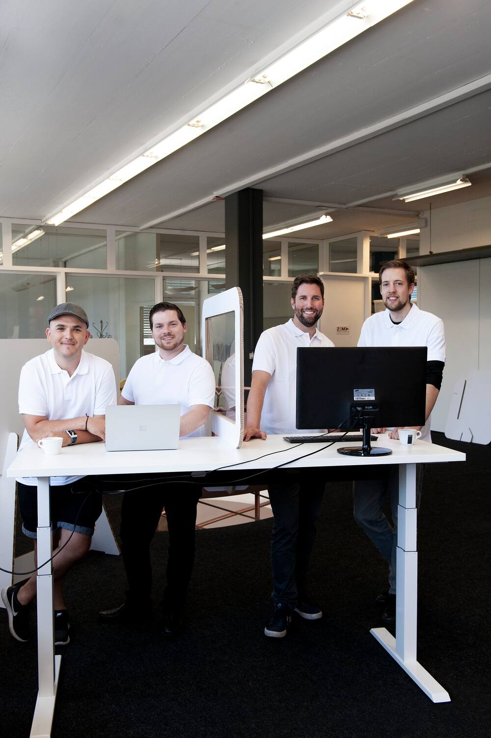 Das Team hatte Erfolg: Heute stehen ihre Trennwände in Gastrobetrieben, Armeekasernen und Fast-Food-Filialen.