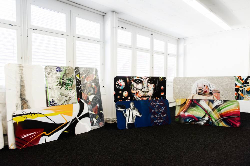 Jetzt sollen auch Kunstschaffende vom Trennwand-Trend profitieren: 21 Künstler aus der Innerschweiz haben aus Trennwänden Kunstwerke gemacht. Sie werden im Internet versteigert.