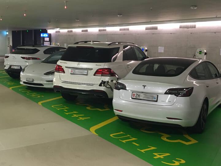 In den meisten Parkhäusern müssen die Kunden den Strom und die Parkgebühr separat bezahlen.