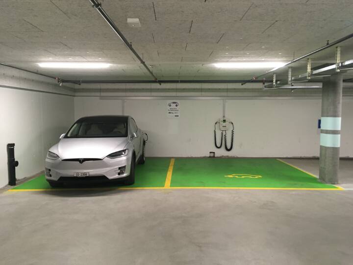 Viele Schweizer Parkhäuser bieten heute auch Ladestationen für Elektroautos an, wie hier bei der Migros in Davos GR.