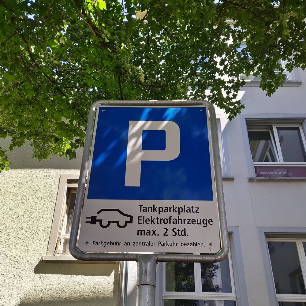 Das gilt teilweise auch für Ladestationen im Freien, wie hier in der Schaffhauser Altstadt.