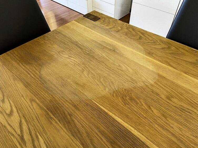 Die beschädigte Tischplatte von Bruno Hunkeler.