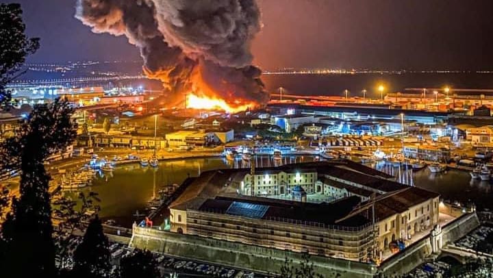 Mega Brand In Italien Explosionen Im Hafen Von Ancona