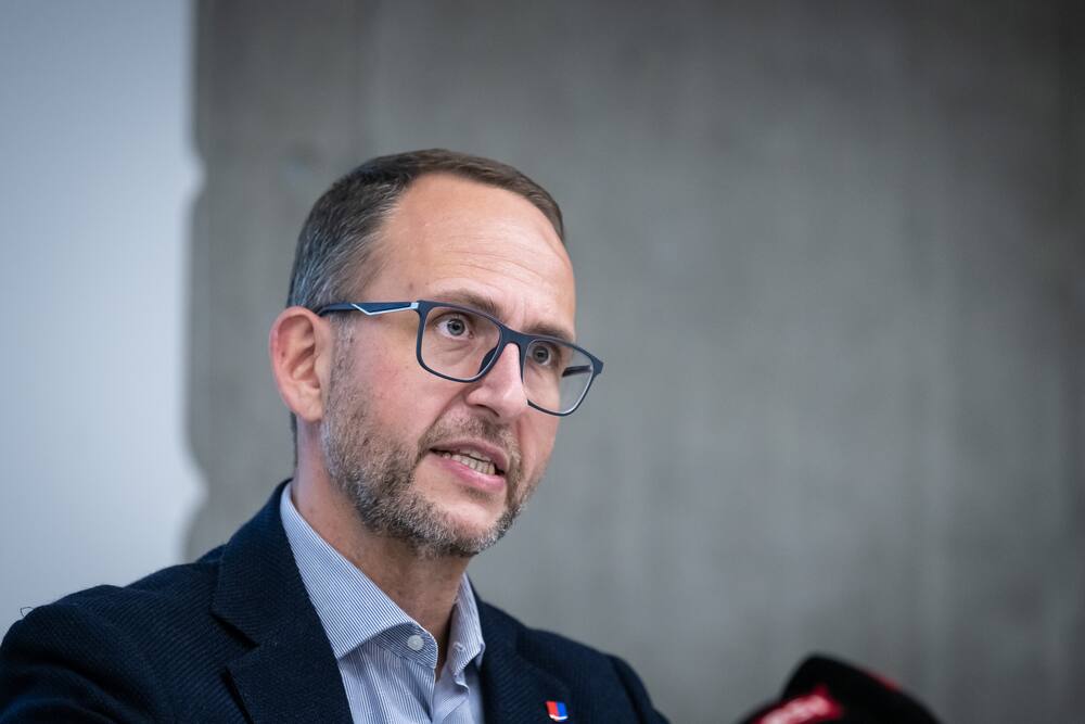 Auch das Tessin – im Bild Staatsrat Norman Gobbi – zieht die Schraube wieder an – und verschiebt die Sperrstunde in Restaurants und Bars nach vorne.