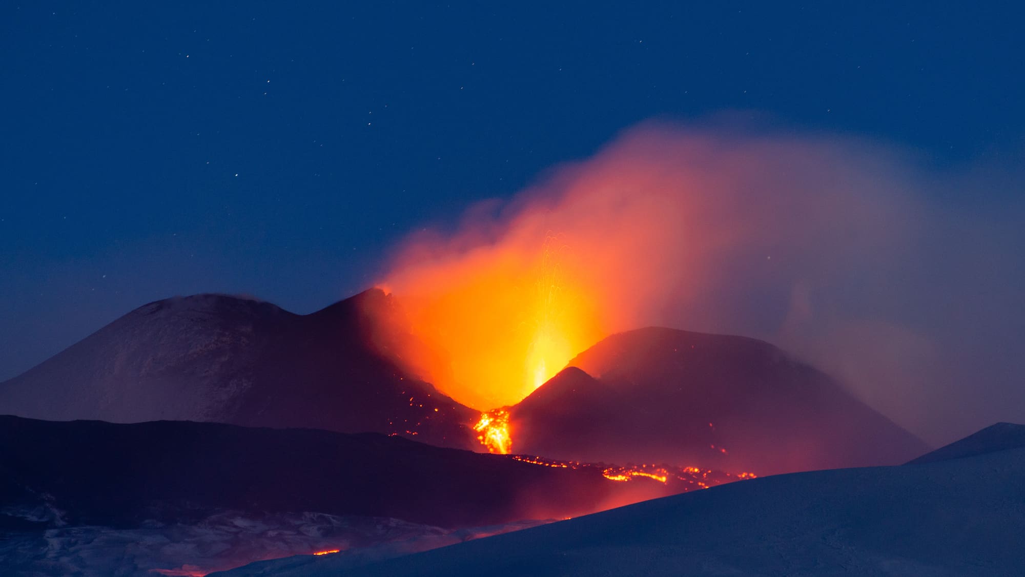 Vulkan Ätna auf Sizilien spuckt Lava - Blick