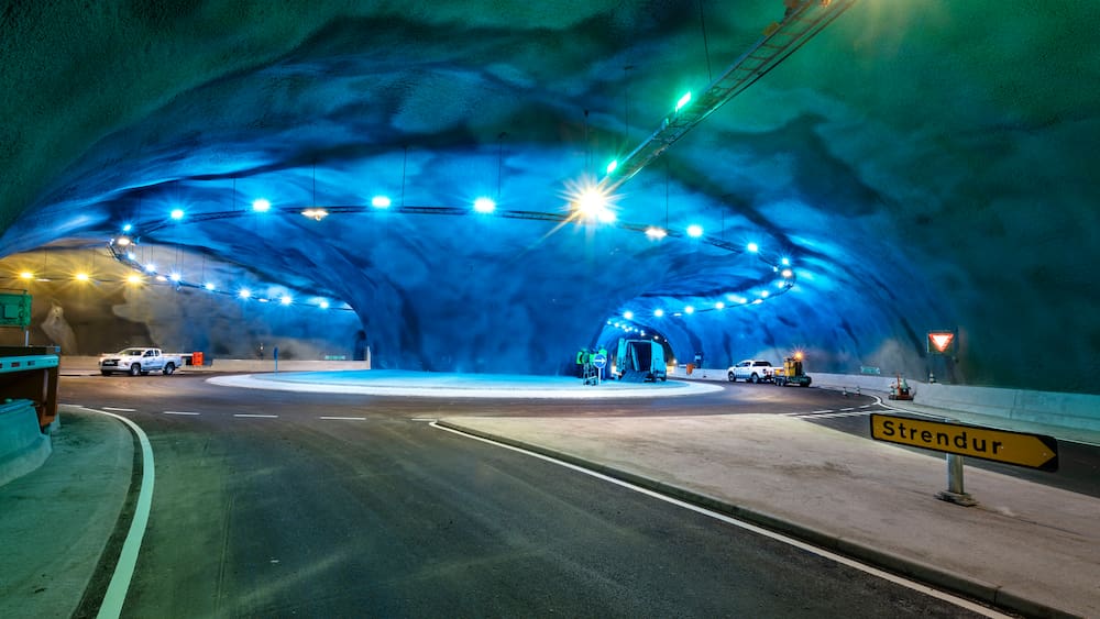 Mit Hilfe des Tunnels wird die Fahrtzeit zwischen Tórshavn und den Orten Runavík und Strendur von 64 auf 16 Minuten verkürzt.