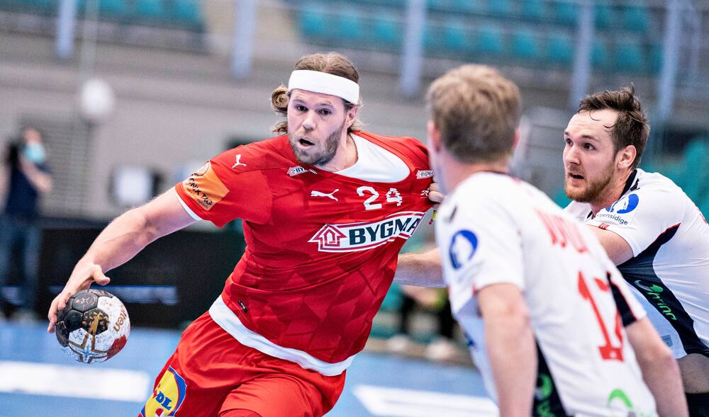 He wanted to steal the headband from Danish superstar Mikel Hansen.