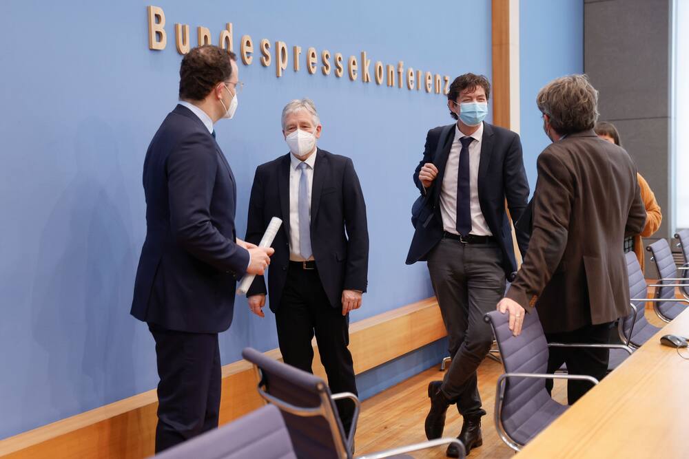 Ο ερευνητής συμβουλεύει μια ταχεία και συνεπή μείωση του αριθμού των περιπτώσεων.