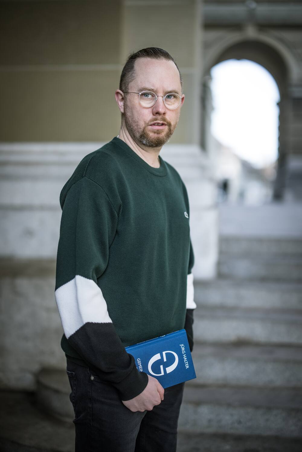 Mittlerweile hat er sich als Schriftsteller und Dichter einen Namen gemacht.