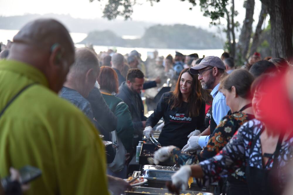 The prime minister always likes to mingle.