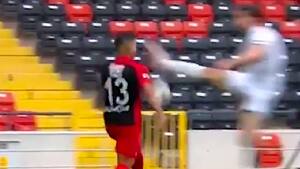 Özer Özdemir tacklet Gegner in den Kopf