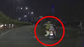 Vietnam: Rollerfahrer schleift Polizisten mit