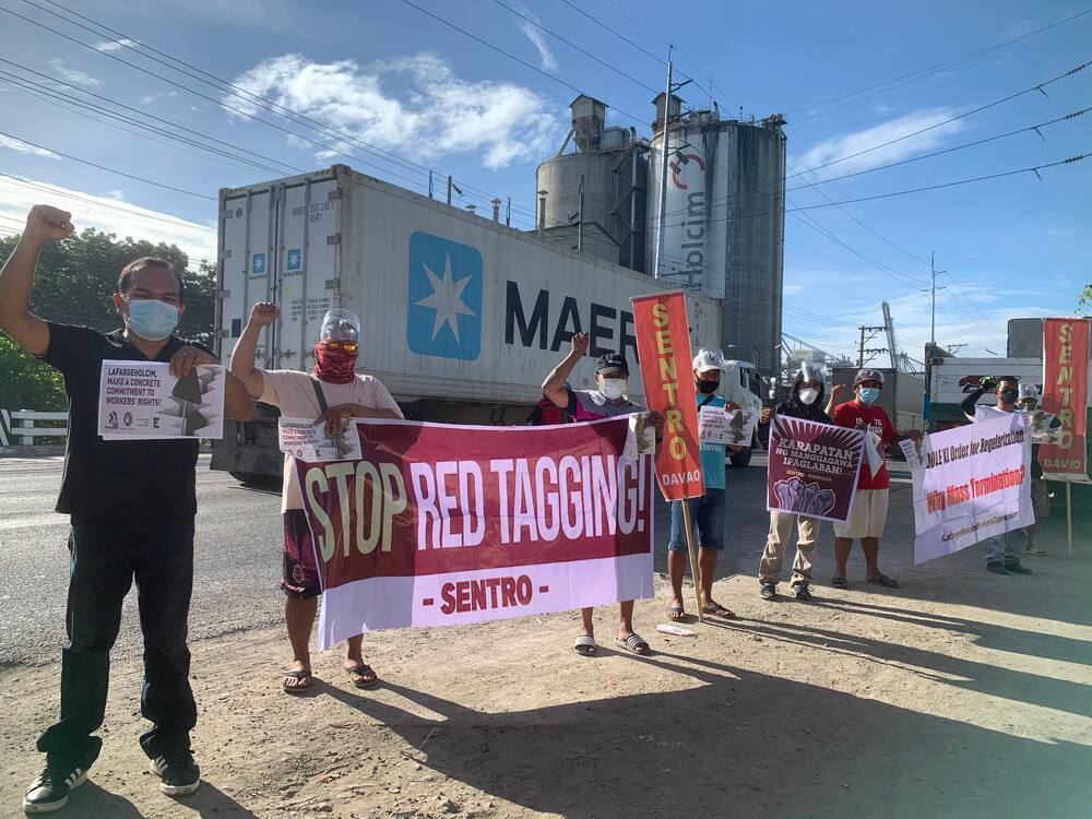 Protes meletus setelah pemecatan massal di pabrik Holcim di kota Davao, Filipina.