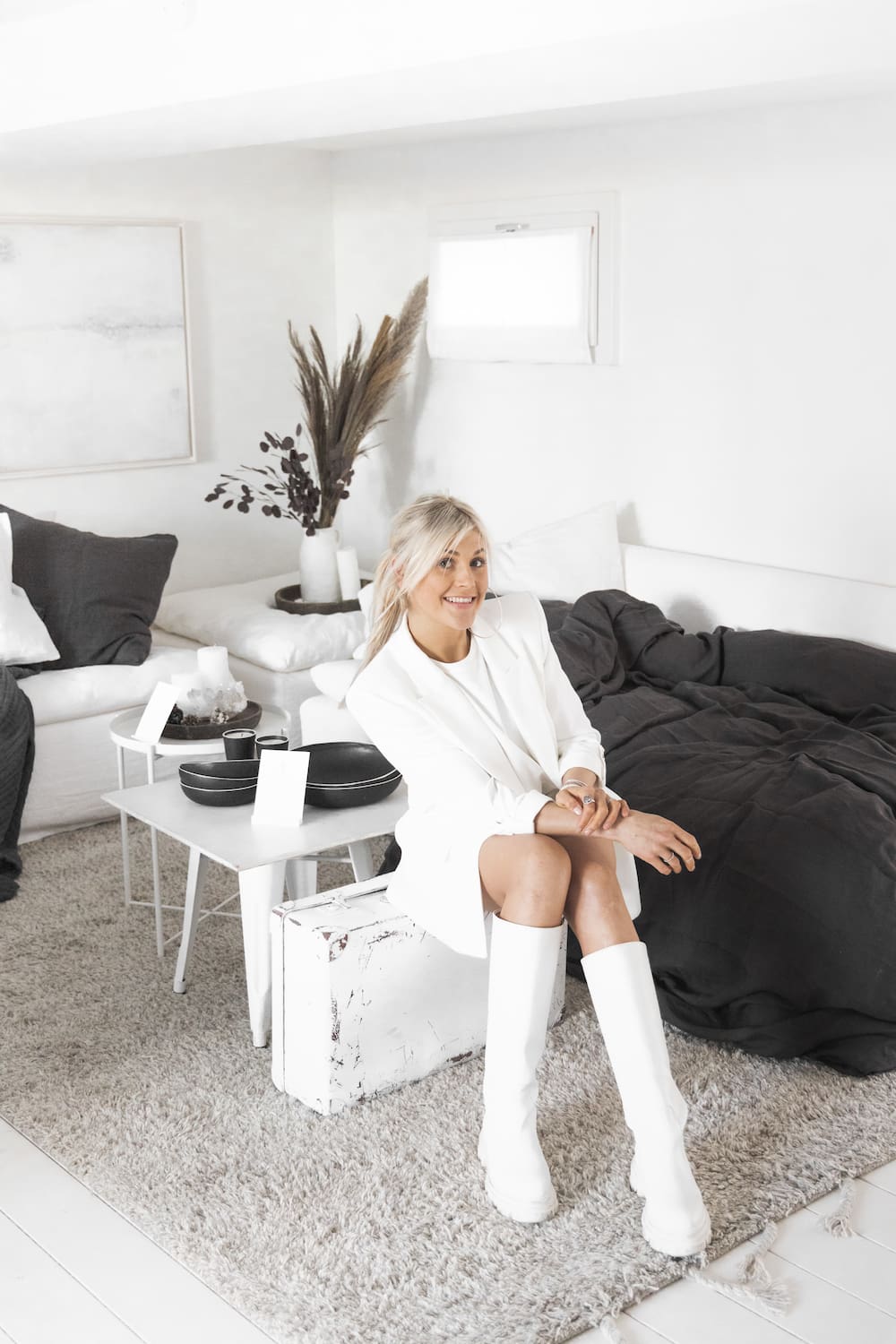 Dalam waktu singkat ia meluncurkan Naia Concept Store, yang merupakan platform untuk busana Swiss yang lambat, tempat tidur, dan keramik untuk dapur.