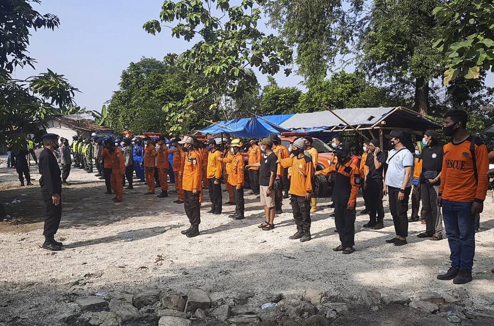 Polisi mengatakan pekerjaan pencarian terus berlanjut.
