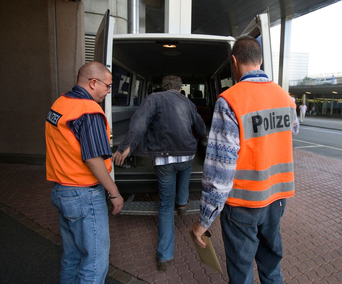 In ihrem Bericht kritisiert die Anti-Folterkommission das Handeln der Behörden bei Ausschaffungen als «erniedrigend», «unmenschlich» und «unverhältnismässig».