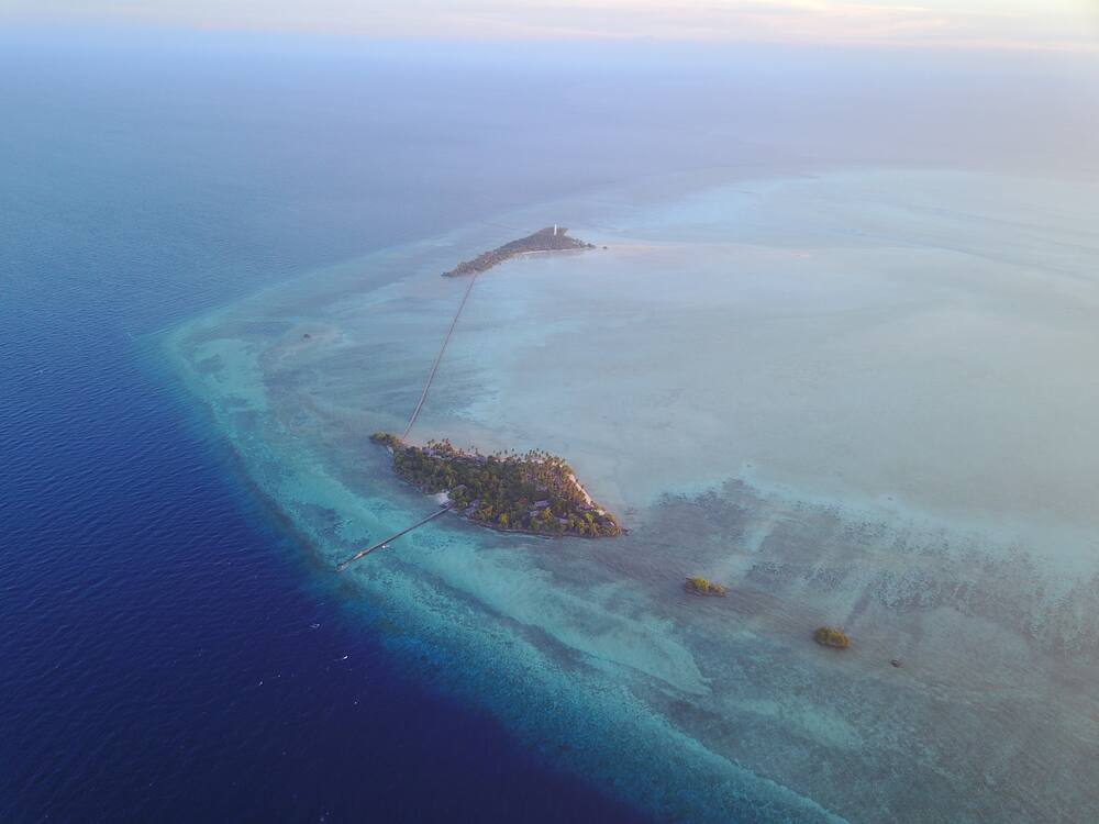 Beat Waefler dari Bern telah menemukan kebahagiaan dan menjadi manajer di pulau kecil di ujung selatan Atol Maratua.  Dia melihat dirinya sebagai seorang gadis dalam segala hal dan bertanggung jawab atas hal-hal teknis di kedua pulau.