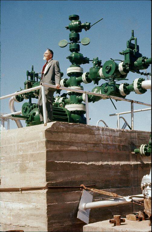 Banyak ahli geologi Swiss mencari minyak untuk digunakan oleh perusahaan asing.  Inilah Arnold Heim pada 1950-an di Iran.