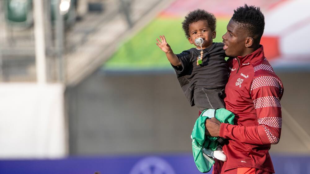 Nati Rasen Als Kinder Spielplatz Embolo Verkuppelt Sohn Enzo Clay