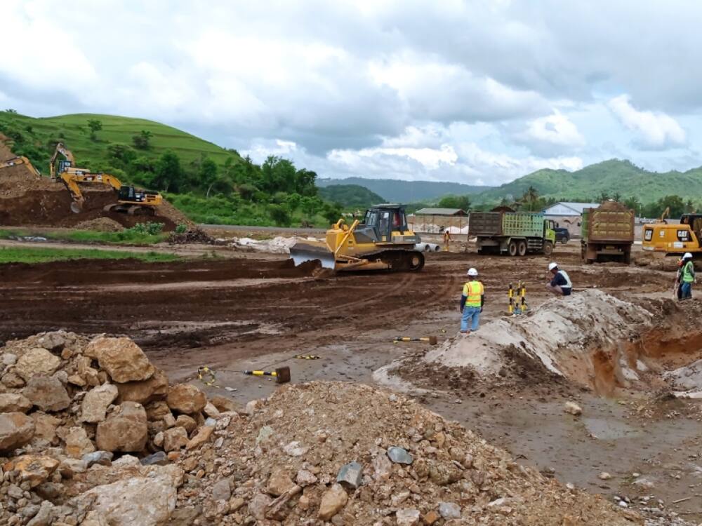 HANDOUT - Pekerjaan konstruksi untuk Mandalika Resort, yang meliputi hotel mewah, restoran, dan sirkuit MotoGP.  Pemerintah di Indonesia ingin memperluas sektor pariwisata secara signifikan.  Bali yang terkenal dianggap sebagai model untuk pengembangan pulau-pulau lain - termasuk Lombok.  Foto: Dwi Sudarsono / dpa Foto: Dwi Sudarsono / dpa - Perhatian: Untuk penggunaan editorial hanya sehubungan dengan laporan saat ini dan hanya dengan menyebutkan kredit di atas secara lengkap