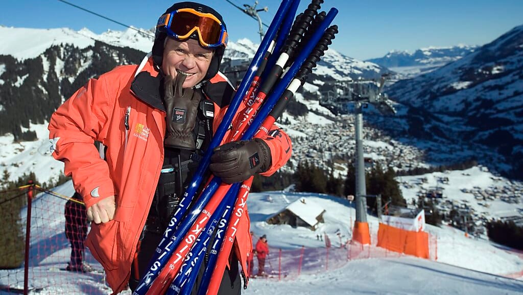 Ski Alpin Hans Pieren gibt Rennleitung am Chuenisbärgli in Adelboden ab