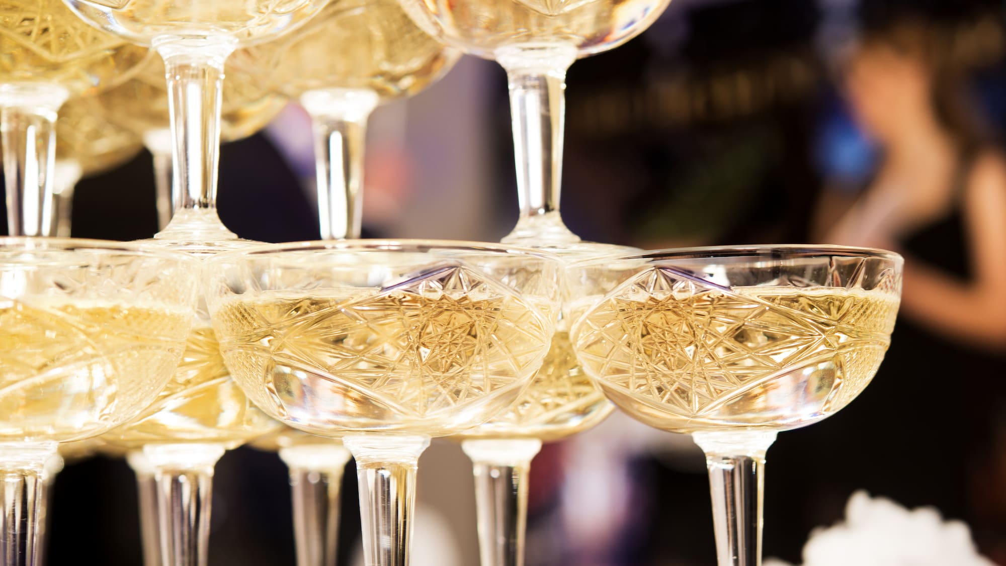 So baut man aus Gläsern einen ChampagnerTurm Blick So baut man aus Gläsern einen ChampagnerTurm Blick