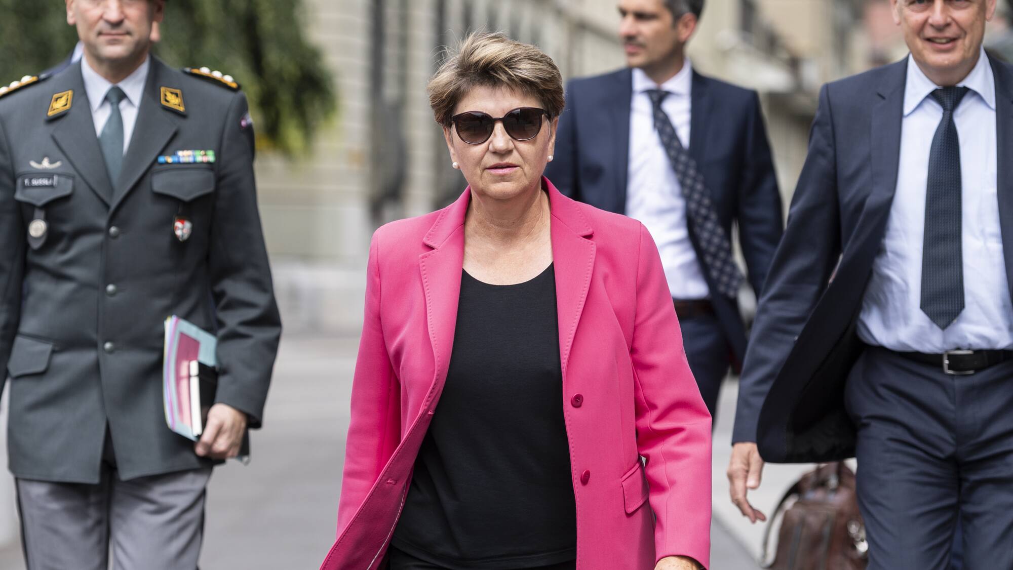 Viola Amherd stellt die neue Armeebotschaft vor Blick