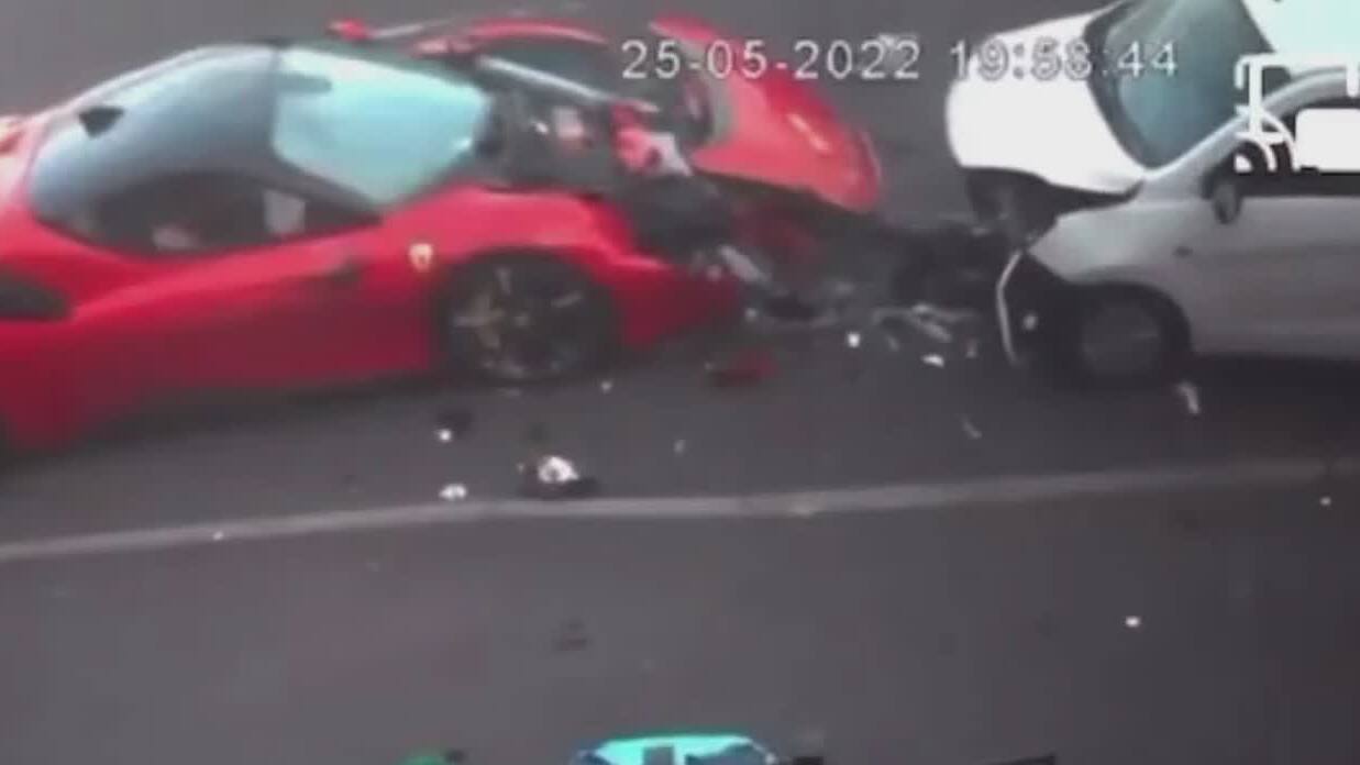 Ferrari SF90 kracht in parkierte Autos in England - Blick