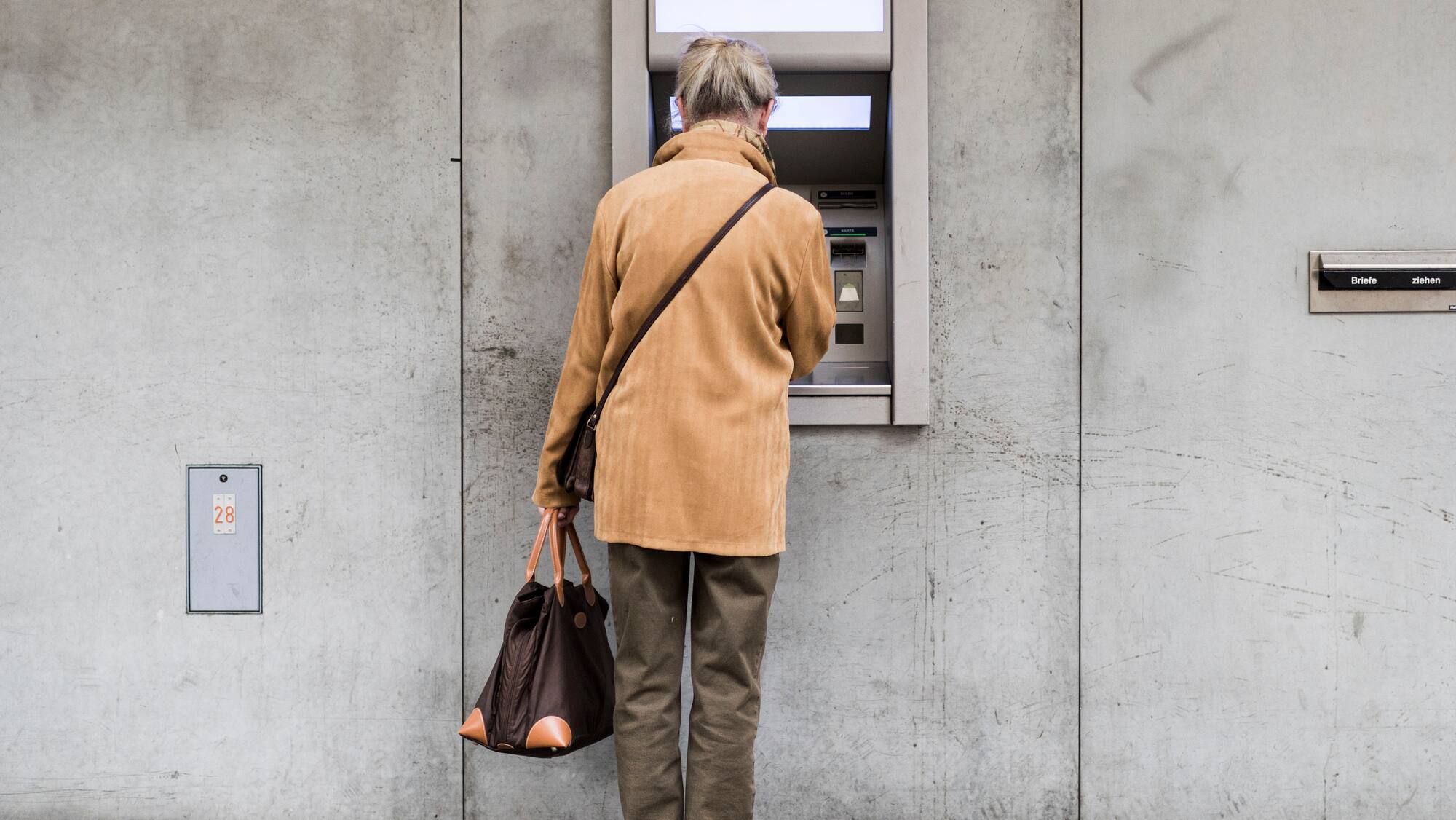 Ersparnisse werden gefressen – Banken verdienen an Zinsen Ersparnisse werden gefressen – Banken verdienen an Zinsen
