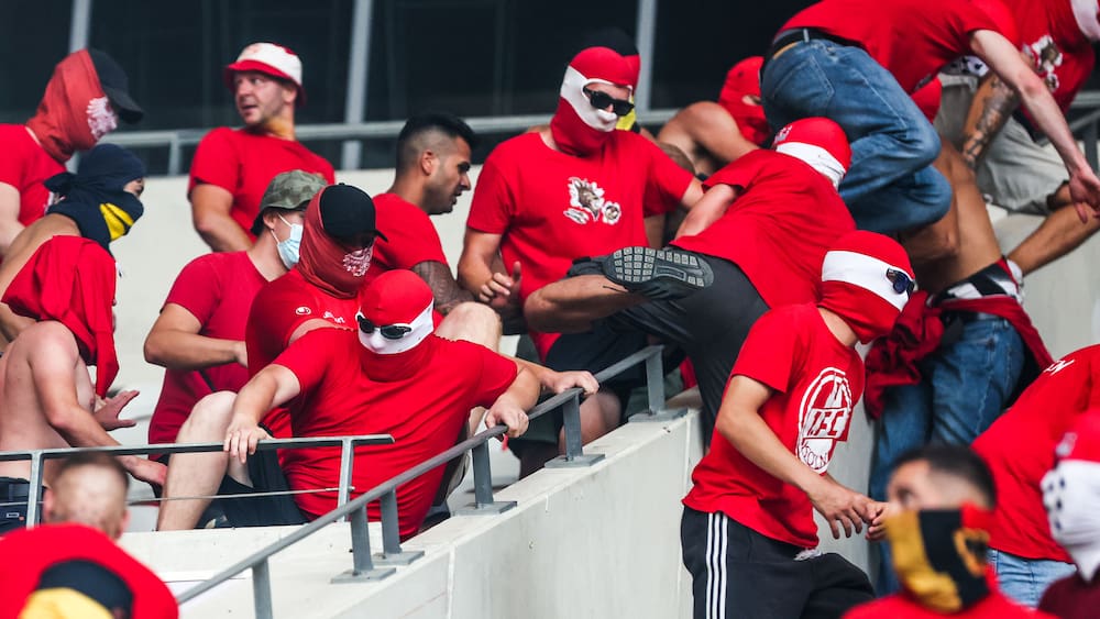 Razzien und Verhaftungen bei Köln-Hooligans nach Nizza-Schande - Blick