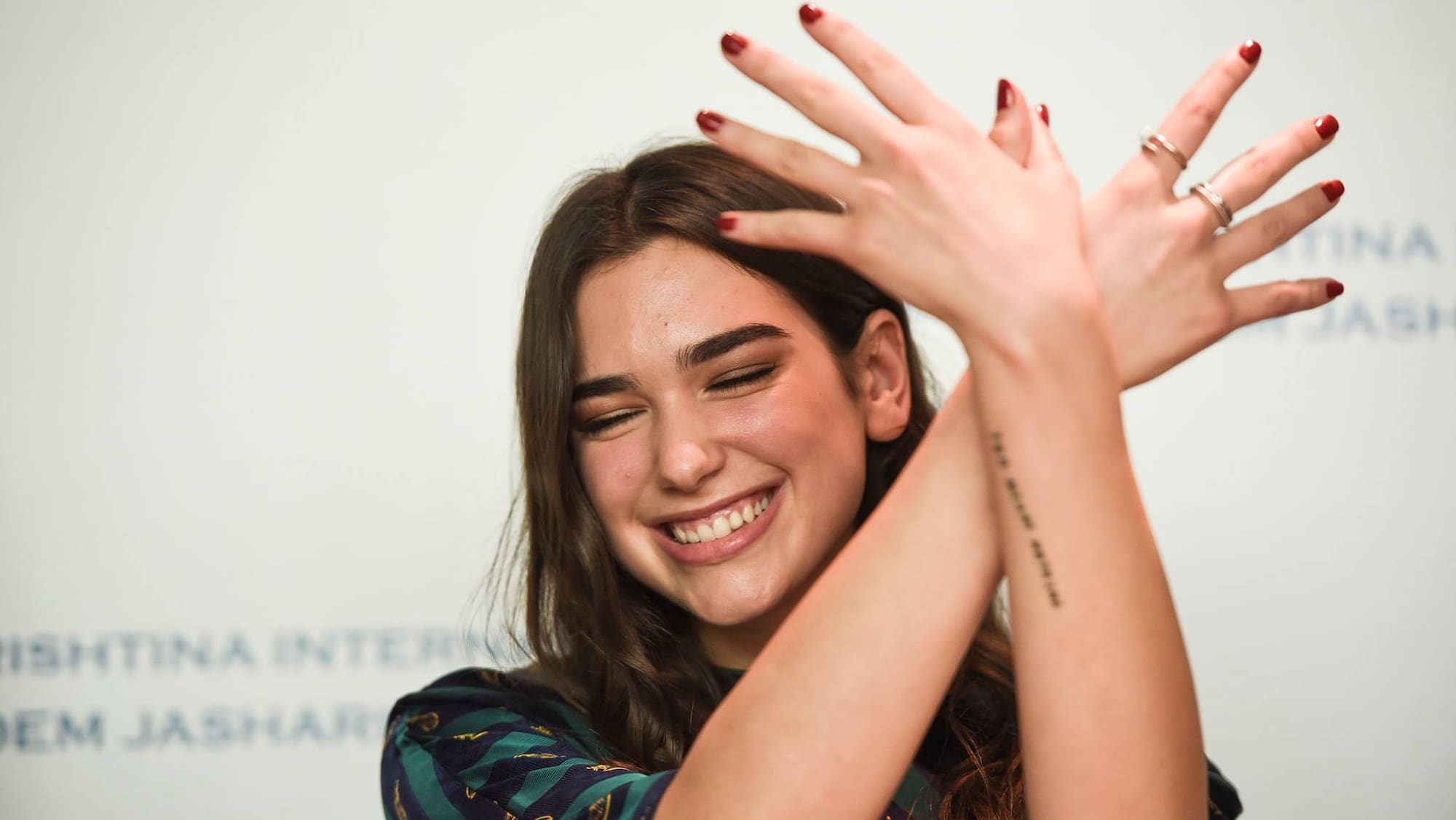 Dua Lipa hat nun den albanischen Pass Blick