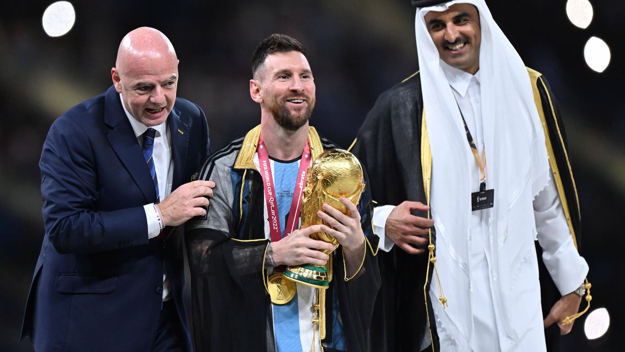 Blick Kick Ciriaco Sforza über Lionel Messi und den Umhang Blick Blick Kick Ciriaco Sforza über Lionel Messi und den Umhang Blick